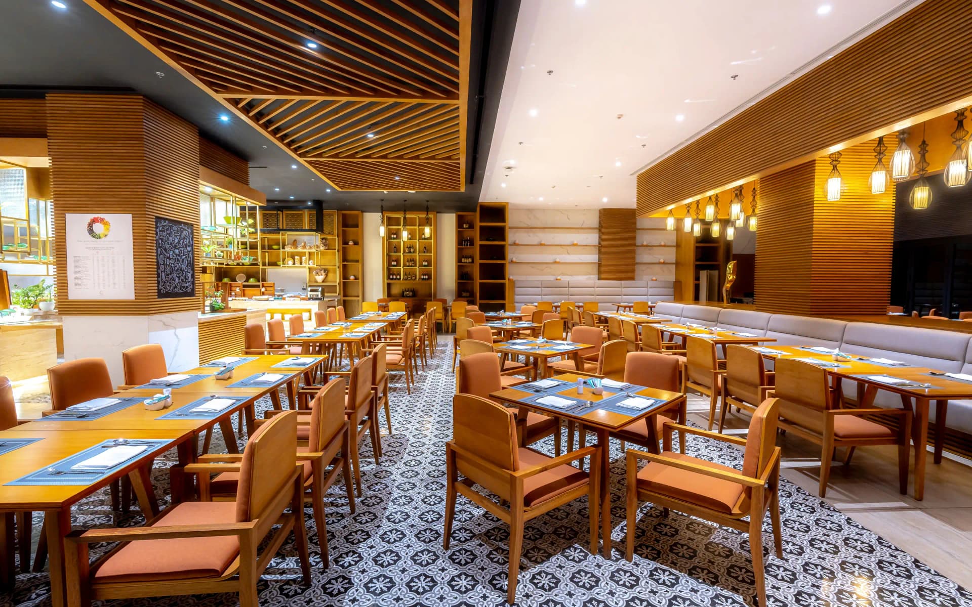 Comedor de un restaurante diseñado, con el techo de listones y el suelo de mosaico