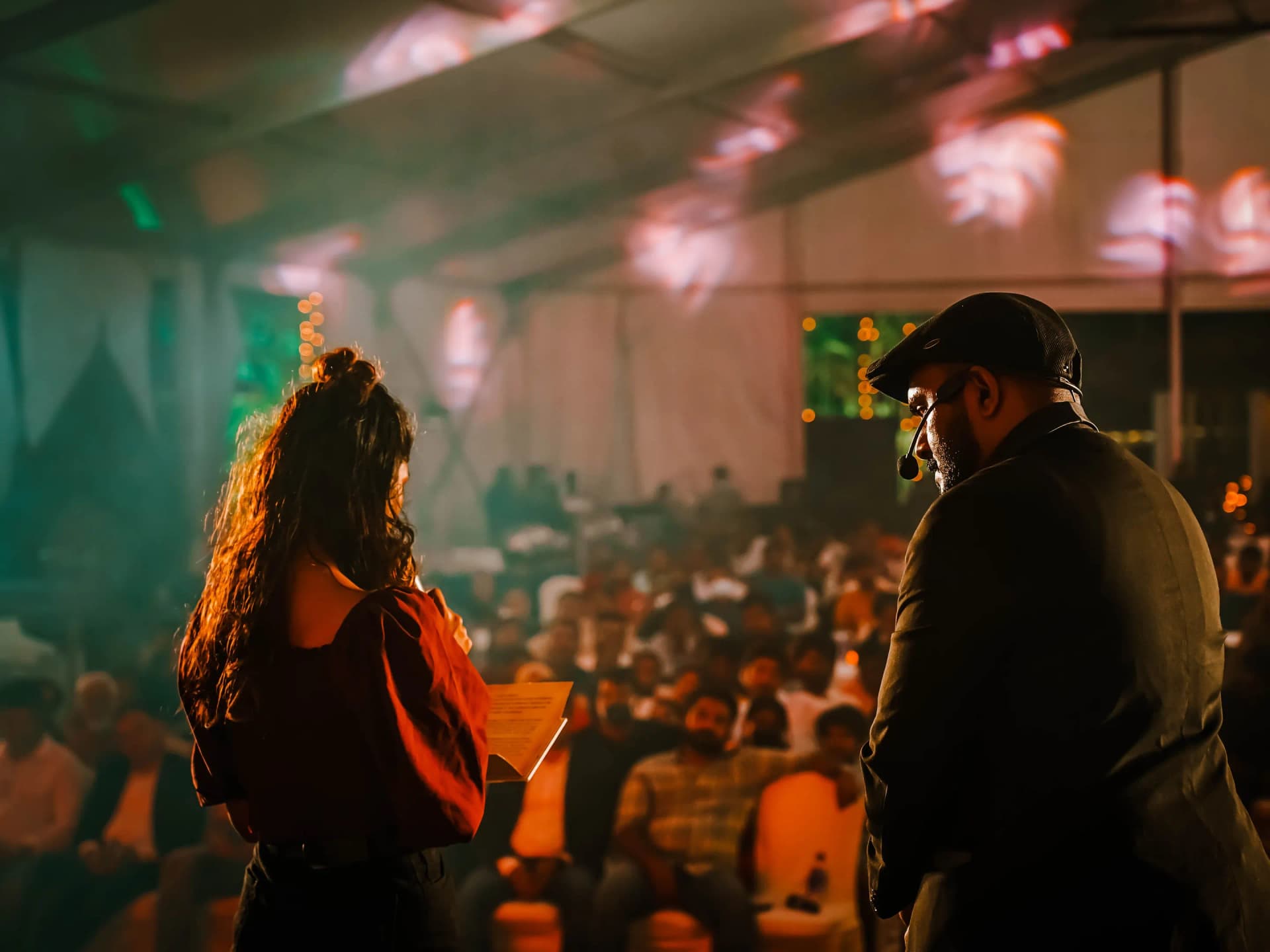 Público en un evento en vivo dentro de un espacio cultural