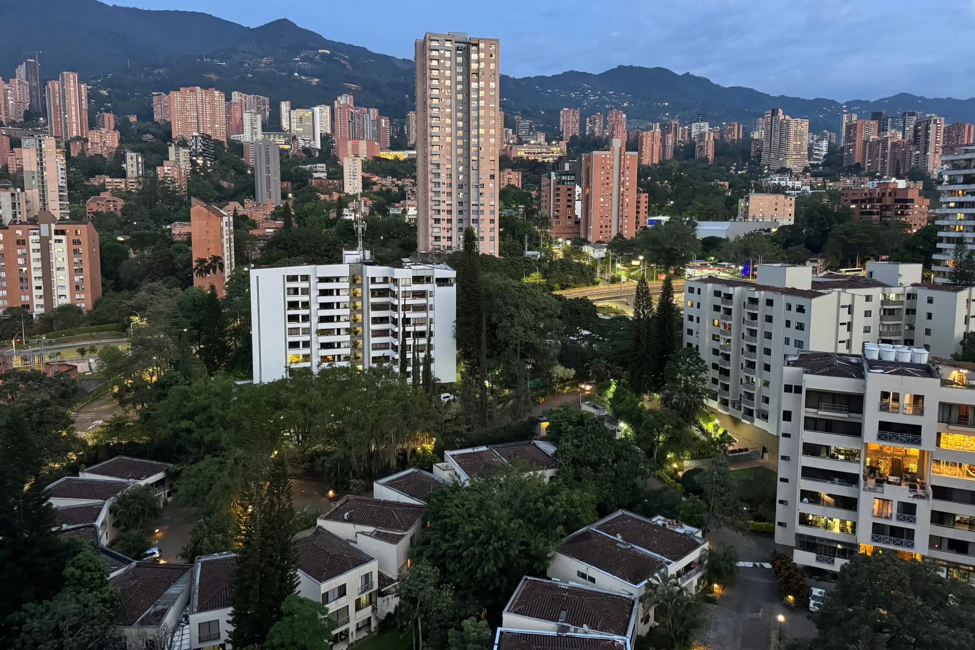El Poblado al anochecer, con los edificios encendidos