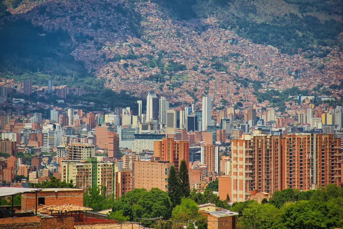 Medellín entre las montañas del valle