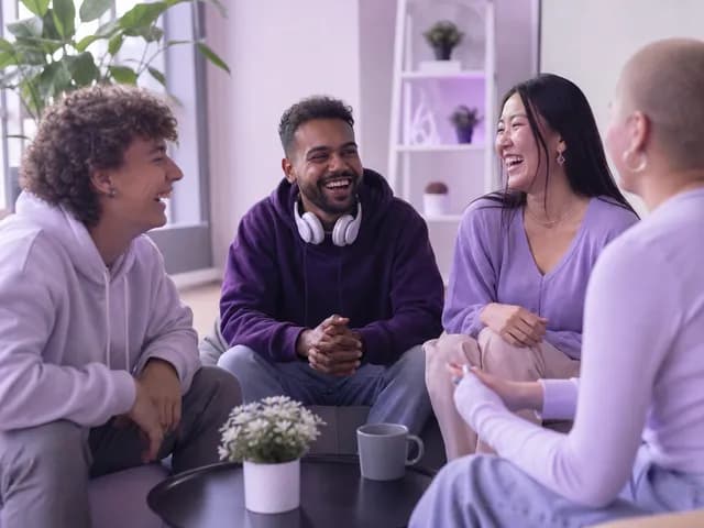 Grupo de amigos compartiendo un plan