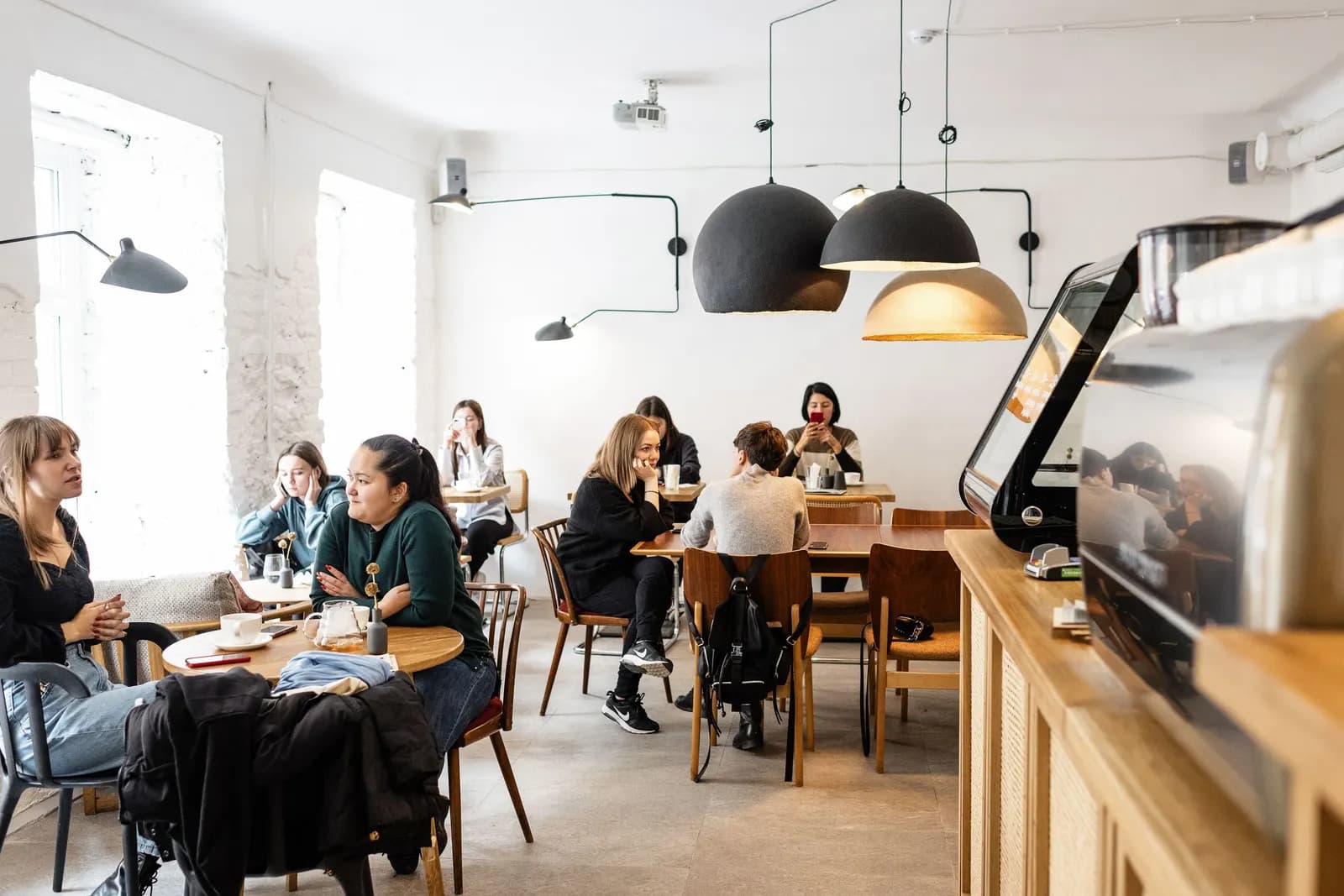 Café lleno de gente en sus mesas