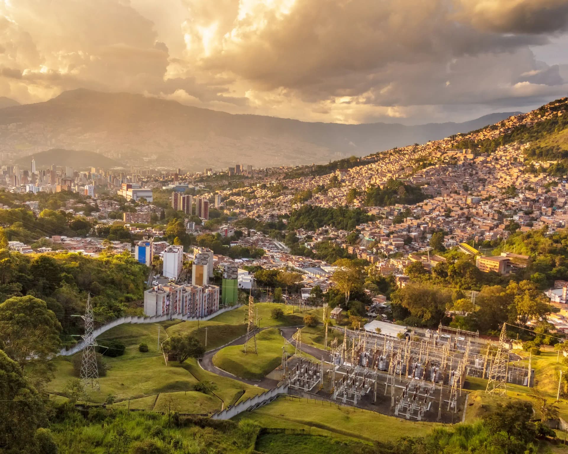 Medellín y el valle al atardecer desde una ladera